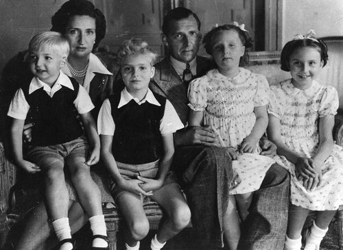 Re di Spagna, Juan Carlos con i genitori e i fratelli