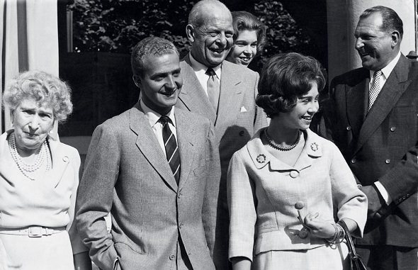 Juan Carlos e Sofia insieme ai genitori e alla regina Vittoria Eugenia